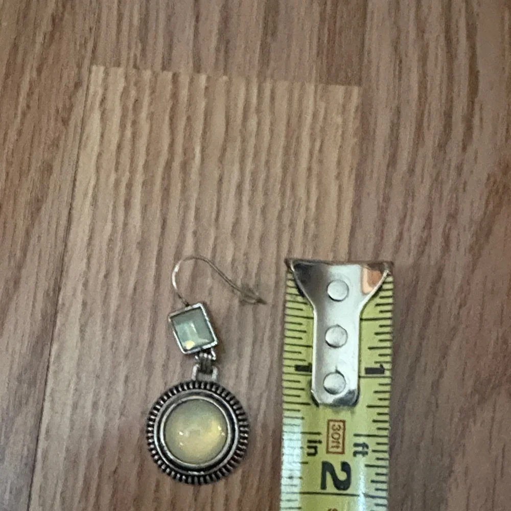 NEW YORK AND COMPANY IRIDESCENT YELLOW DROP SILVER-TONE HOOK 2